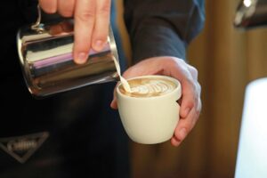 barista-milchschaum-eingiessen-cappuccino (1)