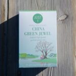 justt-packshot-china-green-jewel-auf-holz